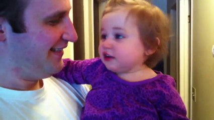 Une petite fille a peur de son papa rasé