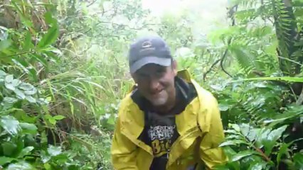 Senderismo bajo la lluvia en el monte Pahia en Bora-Bora, Polinesia Francesa