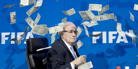 Un comédien s'invite à la Fifa et jette une poignée de dollars sur Sepp Blatter