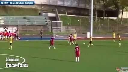 Football : L'incroyable raté d'un attaquant seul devant le but