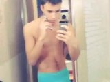 Christopher Bieber SEXY en Boxer Bleu dans sa salle de bain ! 