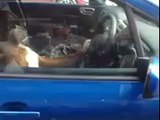 Le chien pas content d'être enfermé dans la voiture