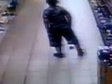 Un enfant fait caca dans un rayon de supermarché !