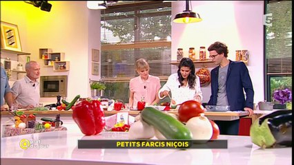 Maya Lauqué prise d'un fou rire dans "La quotidienne" sur France 5 pendant que Thomas Isle tente de ... farcir un oignon