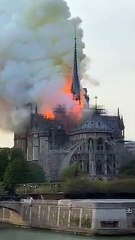 Violent incendie  à Notre Dame de Paris avec des flammes qui s'élèvent dans la ciel de la capitale