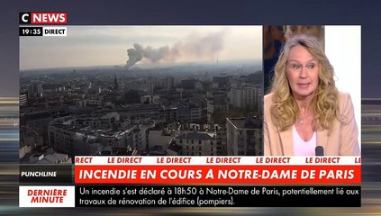 Violent incendie en cours sur le toit de la Cathédrale Notre Dame de Paris avec des flammes qui s'élèvent dans la ciel de la capitale