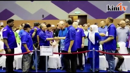 Tok Mat Hugs Najib Following Bn S Victory
