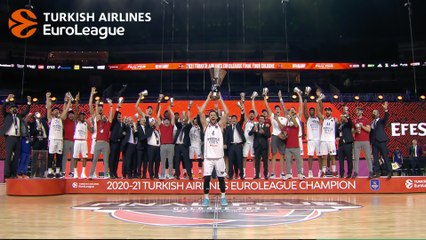 Anadolu Efes Istanbul lift the trophy!