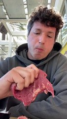 Vídeo: Un hombre inicia un "experimento" para ver cuánto tiempo puede sobrevivir  comiendo solo carne cruda - HCH.TV