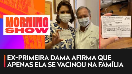 Michelle Bolsonaro posta foto com carteira de vacinação