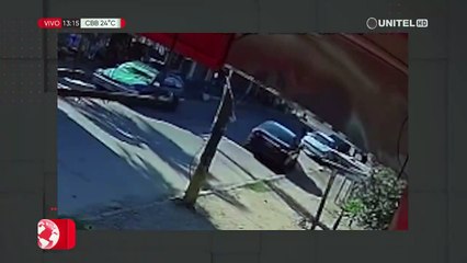 Graban a sujeto que baja de un vehículo negro para robar un celular en La Guardia