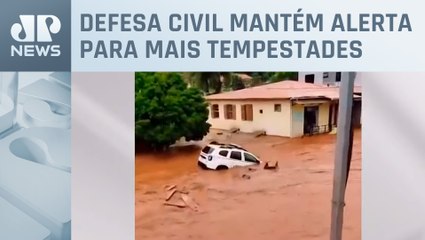 Chuvas também castigam Sul do Brasil com árvores caídas, carros arrastados e alagamentos