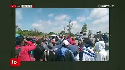 Agricultores bloquean la carretera Camiri - San Lorenzo por la falta de pagos de sus productos