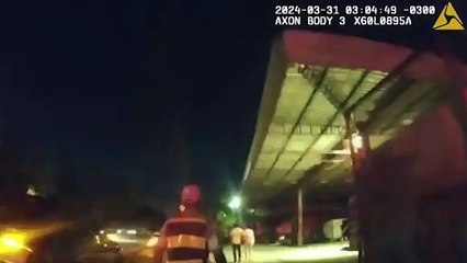 Câmera corporal de policial mostra momento em que o motorista do Porsche e a mãe são liberados